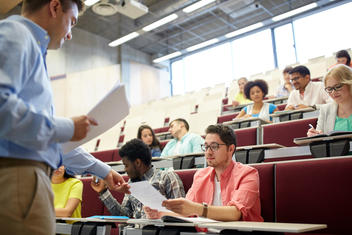 étudiant université copie professeur amphithéâtre